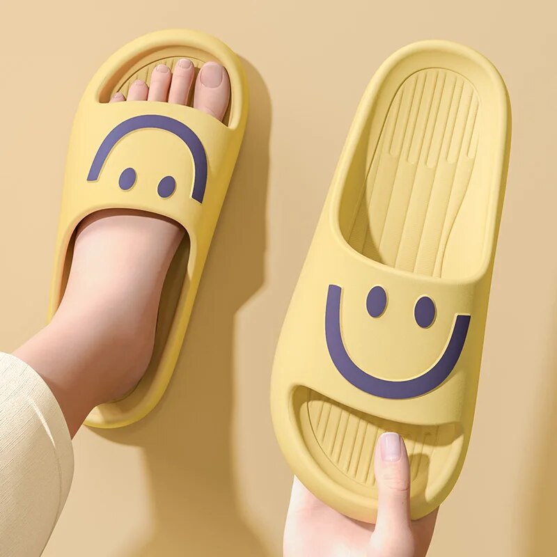 スマイリーフェイス クラウドスリッパ 男女兼用 厚底 プラッ - Sandals のレビューと価格